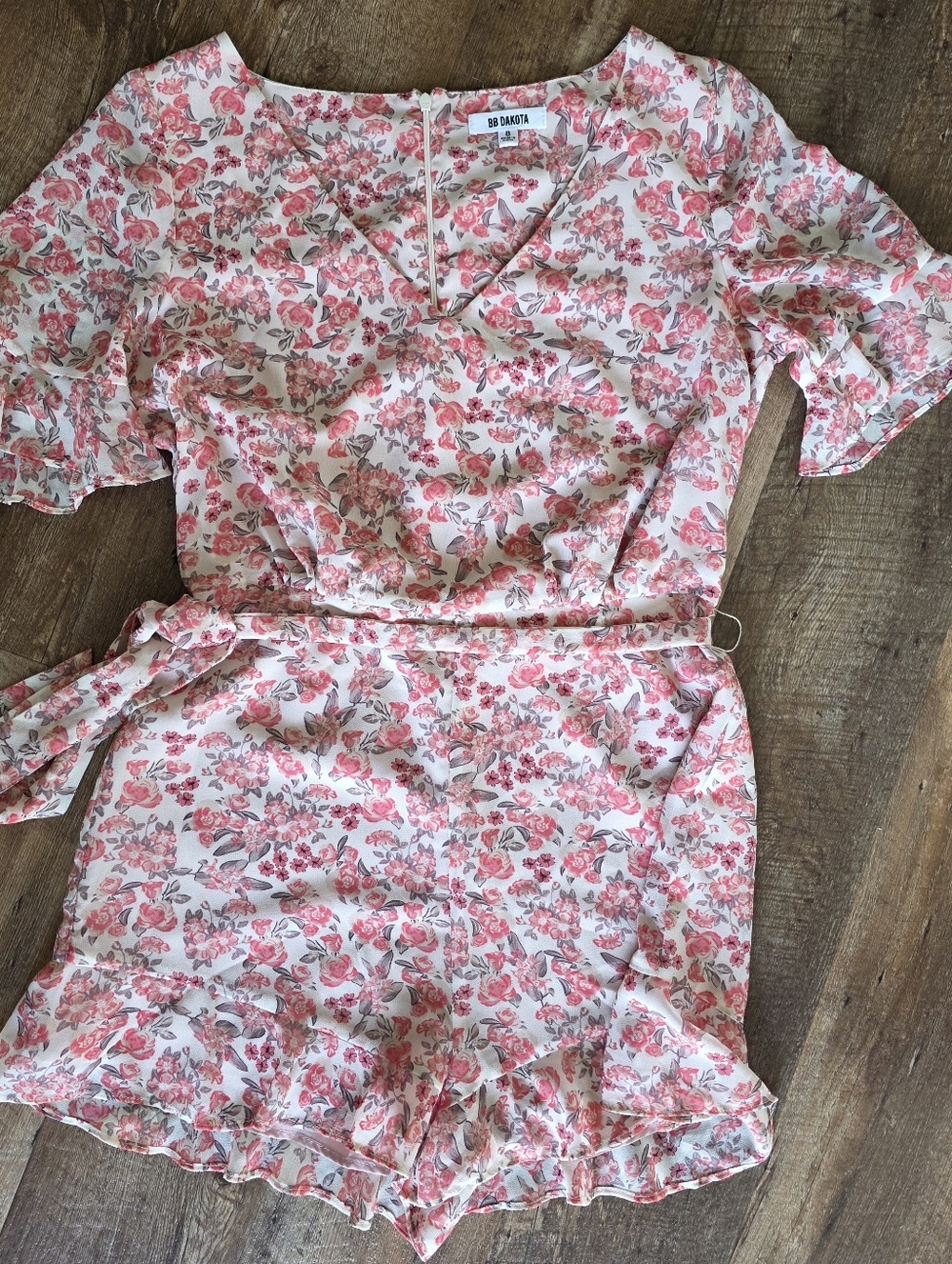 BB Dakota Size 8 Floral Romper with Pink Blossoms V Neck Zipper Back Lined Belt